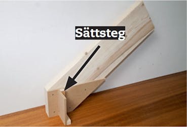 Bygga trappa: Sättsteget skruvas fast från framsidan Bygga trappa: Sättsteget skruvas fast från framsidan